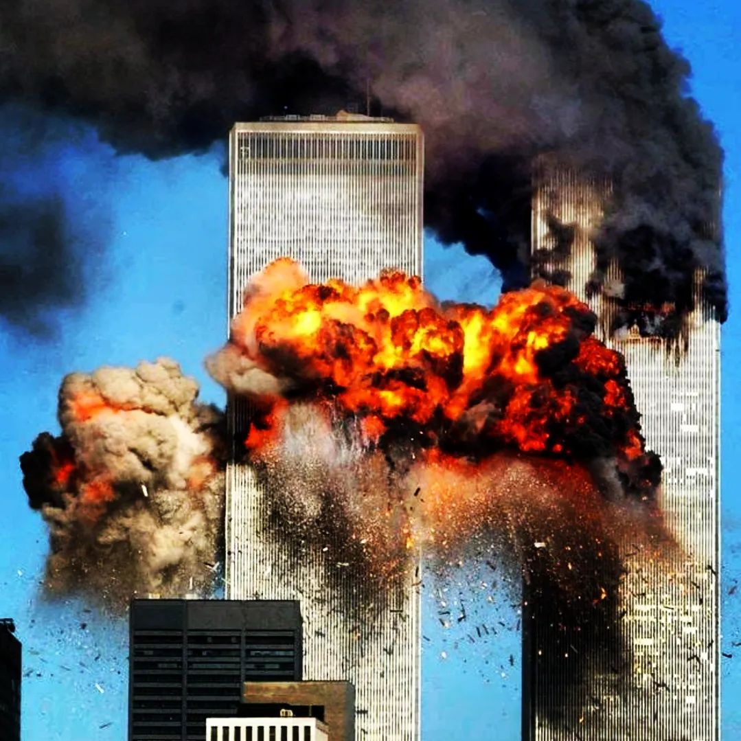 ElNecio_Cuba's tweet photo. 🇺🇸 11-S: QUÉ PASÓ, DUDAS RAZONABLES

🤫Por qué ni antes ni después del 11 de septiembre, se ha visto que un incendio  haya provocado el desplome total de un edificio con estructura de acero⁉️

🤫Por qué no hay ninguna explicación física que permita entender el derrumbe  vertical (sobre sí mismas) de las Torres Gemelas, mucho menos el  colapso del tercer edificio de aquel complejo, que no fue impactado por  ningún avión y hay registro audiovisual de que había gente en su  interior luego de la caída de los primeros dos edificios.⁉️

🤫Por qué tampoco hay explicación sobre las explosiones laterales que reportaron  los bomberos y que quedaron filmadas. De hecho, muchos bomberos  policías y testigos describen el sonido de explosiones escalonadas. Da  acuerdo a las hipótesis desestimadas, pudo tratarse de una demolición  programada, lo cual demuestra la presencia de vigas verticales  seccionadas como cuando un edificio es dinamitado.⁉️

🤫Por qué los incendios de las Torres Gemelas no fueron ni extremadamente extensos,  ni especialmente intensos y ni siquiera duraron mucho tiempo  comparados con otros incendios ocurridos en rascacielos (con  estructuras) similares sin que estos últimos se desplomaran⁉️

🤫 Por qué se omitió que el derrumbe de las Torres Gemelas (y el del edificio n°7) presenta  al menos 10 características de haber sido producto de una demolición  controlada⁉️

🤫Por qué nunca se demostró que los 19 terroristas estuvieron realmente a bordo de  los aviones secuestrados, tampoco aparecen en la lista de pasajeros  que las compañías aéreas publicaron aquel mismo día. Los videos fueron  grabados en otros aeropuertos donde estuvieron en tránsito.⁉️

🤫Por qué no hay pruebas de las comunicaciones (35) entre pasajeros de los aviones  secuestrados, incluyendo la conversación telefónica atribuida a un  pasajero cuyo acto heroico por haber atacado a los terroristas del  vuelo UA 93 fue altamente difundido, así como la conversación telefónica  que el Procurador General, Theodore Olson, supuestamente sostuvo con  su esposa. Los aviones secuestrados no tenían teléfonos incorporados en  los asientos de los pasajeros y los teléfonos celulares de la época  no funcionaban a más de 5 mil pies de altitud.⁉️

🤫Por qué no existe ninguna prueba de que un avión se estrellara contra el  Pentágono. Las autoridades desestimaron la investigación de Meyssan,  pero no mostraron argumentos sólidos. “Por cierto, familiares de  víctimas, inicialmente escandalizados por el contenido de mi libro,  cambiaron de actitud cuando las autoridades les entregaron urnas  funerarias con restos supuestamente identificados gracias a… las  huellas digitales, lo cual debería ser imposible tratándose de personas  muertas en medio de las altísimas temperaturas de un incendio",  argumenta. Resulta sospechoso que las autoridades ofrecieran una gran  indemnización a cambio de firmar el acuerdo de confidencialidad. ⁉️