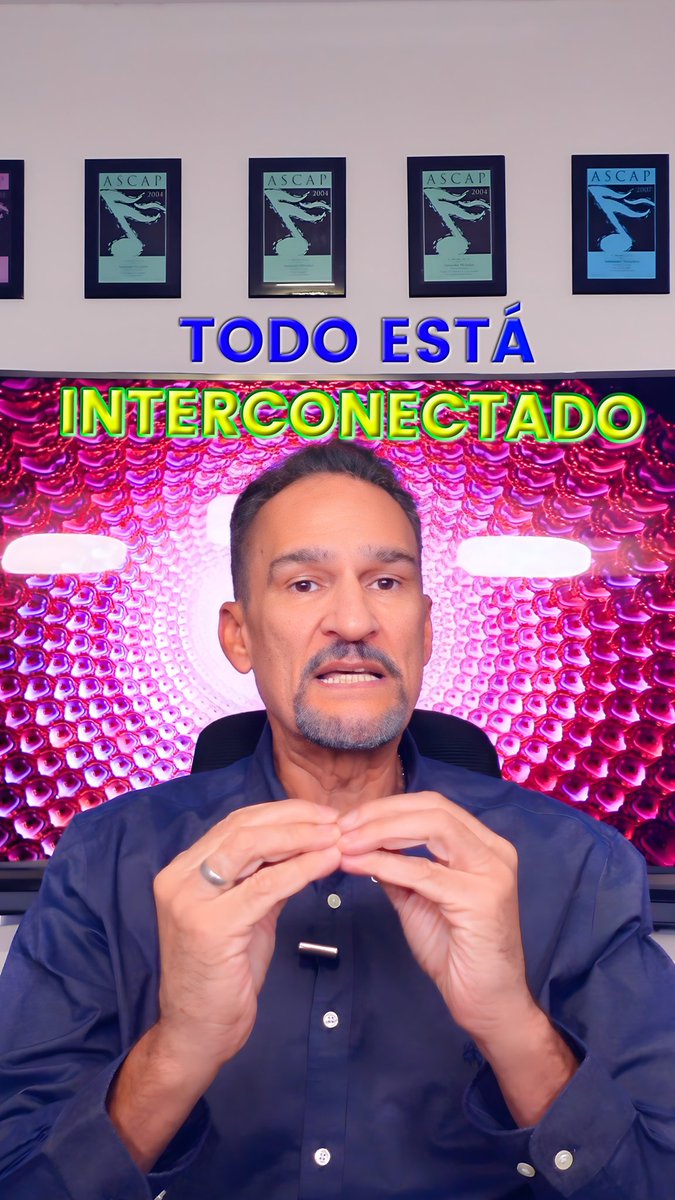 Las partículas que conforman la materia se pueden relacionar íntimamente entre ellas a distancia a través de lo que la ciencia llama el entrelazamiento cuántico.
La consciencia, la intención, el pensamiento y el sentimiento tienen la capacidad de afectar al mundo material.