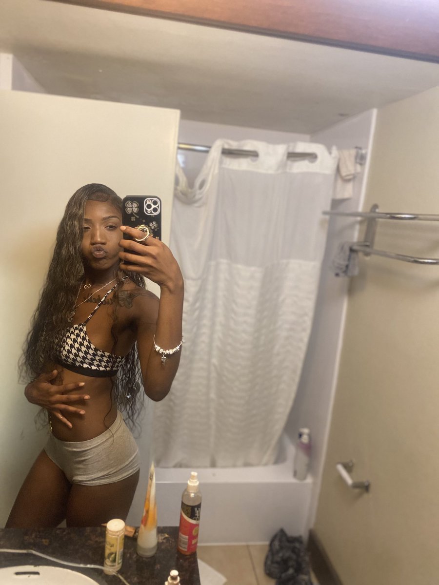 19 YEAR OLD ATM BRAT 🍼👅 tweet media