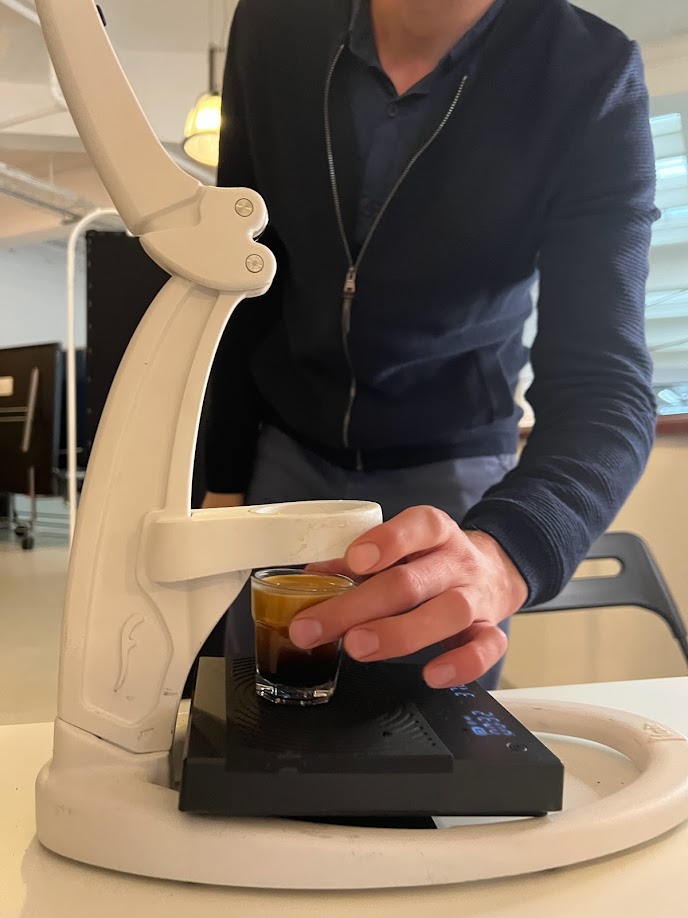 kom_ted's tweet photo. In the world of Flairespresso, 'Under Pressure' is just another Monday morning soundtrack. ☕🎶
#MondayMornings #Flairespresso #InclusiveBarista #BaristaTed #espresso #coffee @worldofcoffee #InclusiveCoffee #InclusiveJob #CoffeeTime #CoffeeAddict #SpecialtyCoffee #WarszawaKawa https://t.co/yeVsATAH34