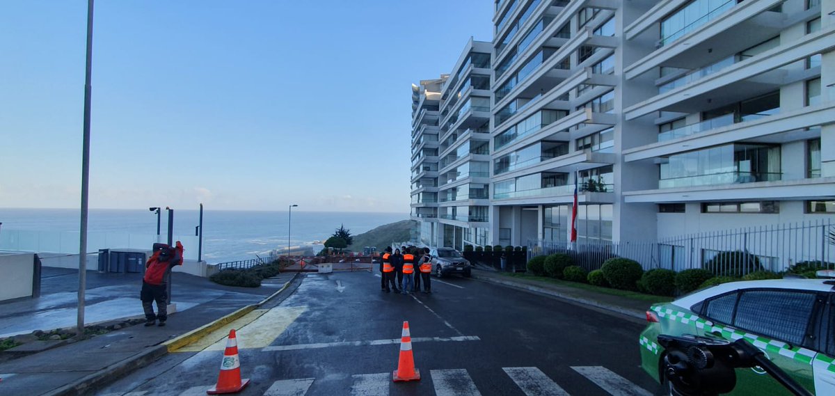 ucvradio's tweet photo. #AHORA: Autoridades regionales realizan inspección al socavón del edificio Kandinsky y Miramar en el sector de Reñaca en #ViñadelMar, situación que se agravó en las últimas horas debido a las precipitaciones. #EnDesarrollo https://t.co/u6OWHVkiNd