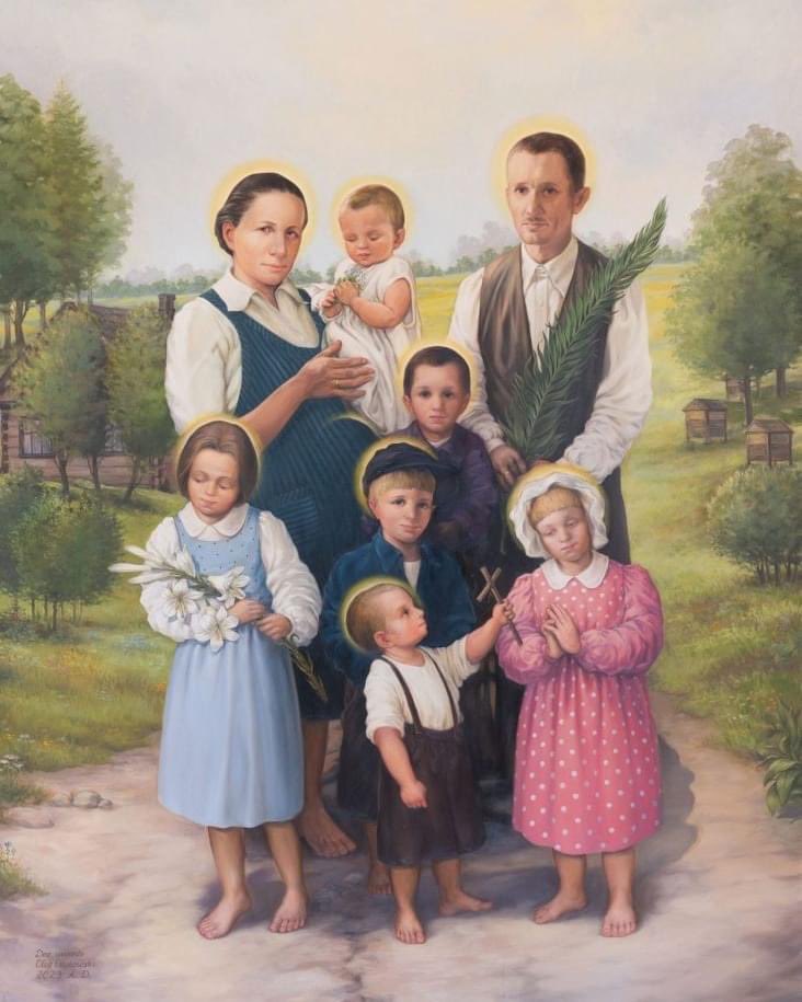 ecocatolico's tweet photo. Primer bebé no nacido beatificado en la historia de la Iglesia. 

En Polonia fue beatificada la familia Ulma, de 9 miembros: los padres, Josef y Wiktoria y sus siete hijos, incluido un bebé gestante en el vientre de su madre. Todos fueron asesinados por los nazis en 1944. https://t.co/YJnpjdbM1Y