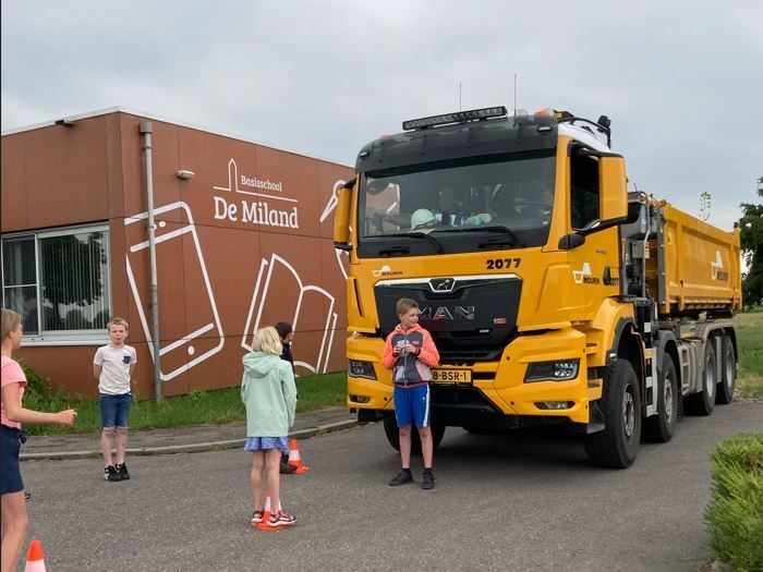 In Bodegraven hebben we bij 'De Milandschool' samen met Veilig Verkeer Nederland een dodehoekles georganiseerd voor de groepen 6, 7 en 8!

#VeiligheidEerst #Bodegraven #VeiligVerkeerNederland