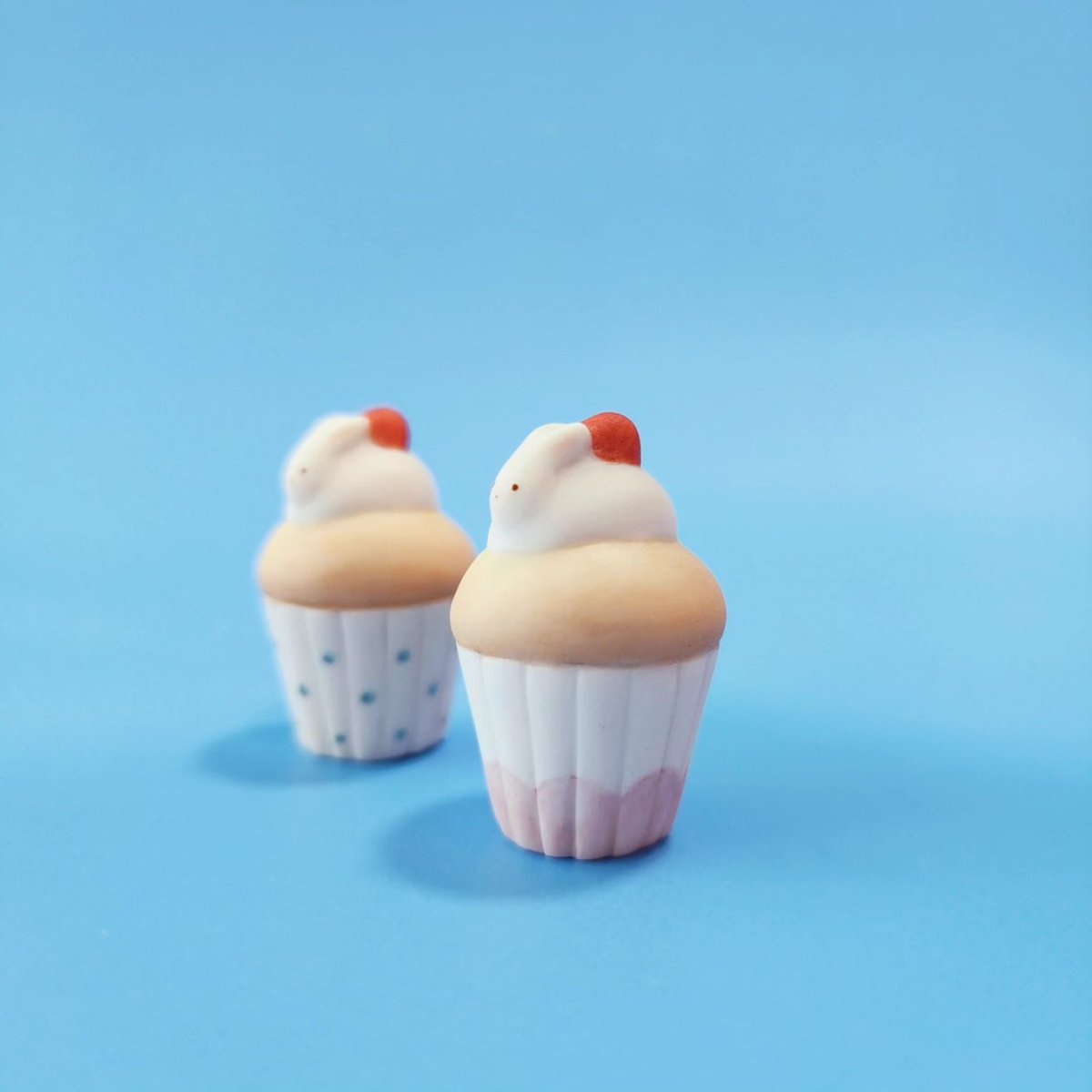 bleuminette0131's tweet photo. 토끼 컵케이크🐰🧁🍓

#ceramics #pottery #도자기 #키덜트 #인형 #토끼 #컵케이크 https://t.co/nCGsL7oqQh