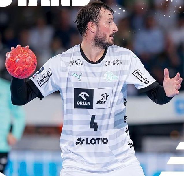 🐔 dresy pro letošní rok jsou venku. Tímto bychom rádi poděkovali za X letou práci <a href="/dresblog_cz/">Dresblog</a> na našich (kdysi) nejhezčích dresech. Doufáme, že to není předzvěst dalších kroků. Alespoň nám zatím zůstává znak a barvy. #žlutočerní Ilustrační foto, jak lze pracovat s bílým dresem