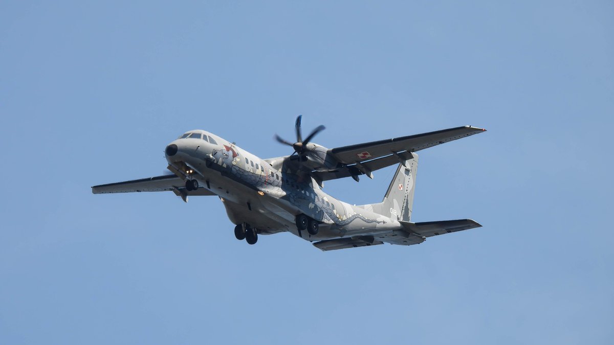 EHEH_Spotter's tweet photo. #FalconLeap2023   week 2 =🪂

🇵🇱 Polish Air Force CASA C-295M reg: 012  as flight #rogue 

New special painting scheme "Smok Krakowski" ("Krakow Dragon")

The Krakow dragon was painted on the fuselage, on both sides.

#NLspot https://t.co/kjy5c1DklS