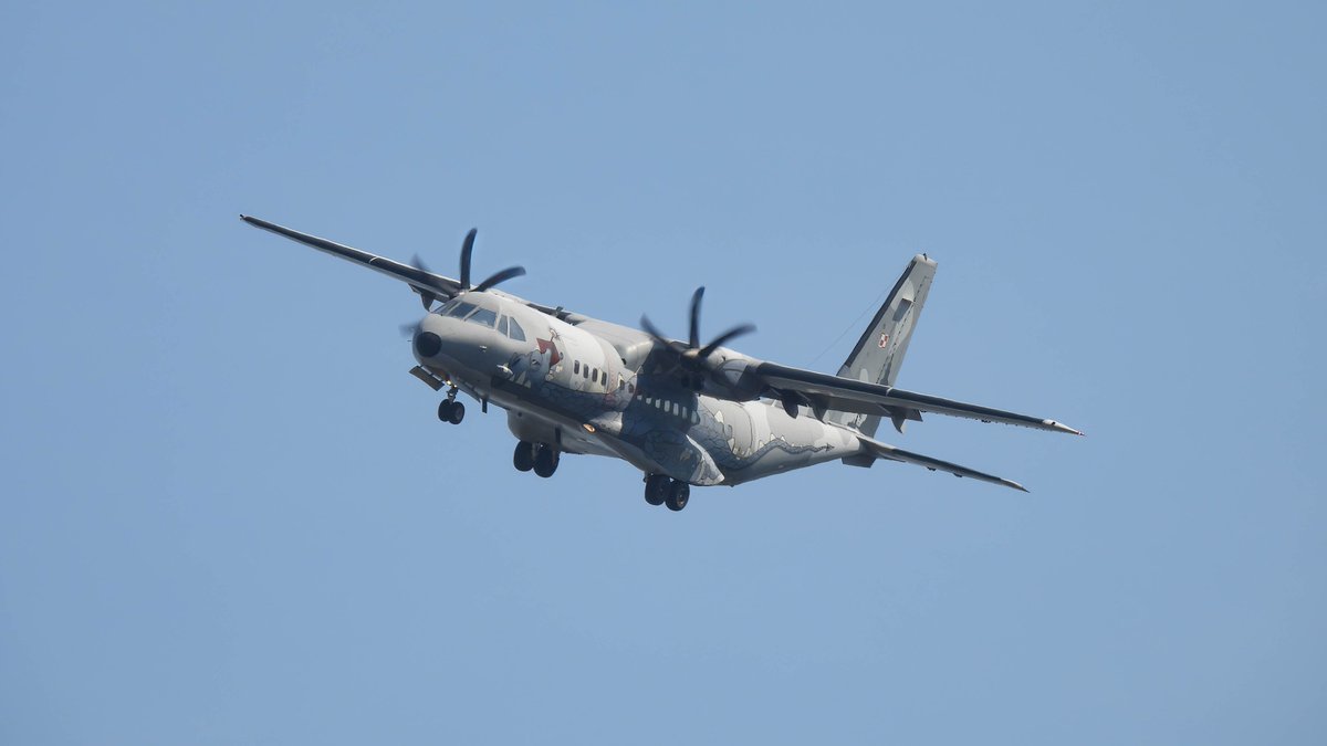 EHEH_Spotter's tweet photo. #FalconLeap2023   week 2 =🪂

🇵🇱 Polish Air Force CASA C-295M reg: 012  as flight #rogue 

New special painting scheme "Smok Krakowski" ("Krakow Dragon")

The Krakow dragon was painted on the fuselage, on both sides.

#NLspot https://t.co/kjy5c1DklS