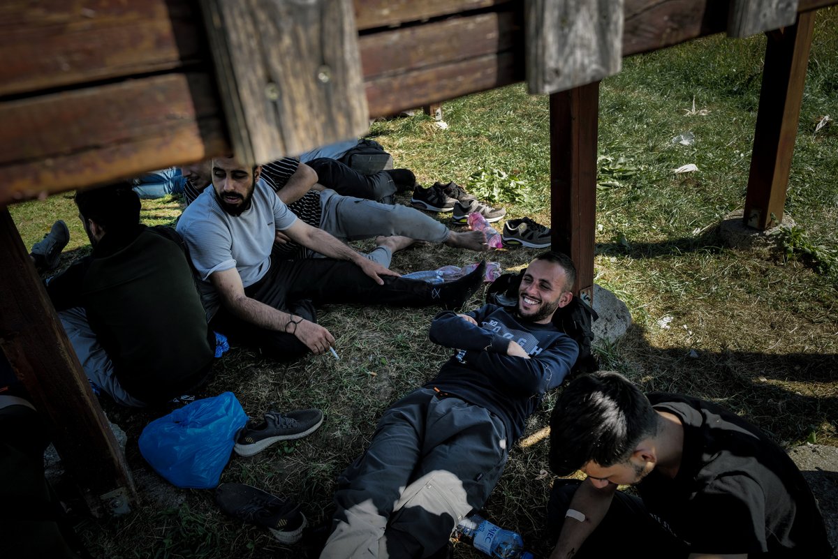 panyiszabolcs's tweet photo. In recent months, Hungary has let through at least 20,000 Syrian migrants into Slovakia, at least two terrorists among them, according to Slovak National Police Chief István Hamran. Some Slovak parties accuse Hungarian PM Viktor Orbán of manufacturing a crisis to help Robert Fico's anti-migrant campaign before the upcoming Slovak elections. Some local mayors in Souther Slovakia say that Hungarian police are at least clearly not doing their job.

However, a recent report by @Telexhu suggests that it's more likely that Orbán's failed government policies resulted in a seriously understaffed police force, which is unable to stand up against illegal migration. Telex's reporter checked the migrants' routes and confirmed that anyone can easily pass the Hungarian-Slovak border without any police check on the Hungarian side, by foot or on road, even weeks after the start of the current crisis situation.

It also complicates the picture that Orbán's government has set free at least 1,400 convicted human traffickers with foreign nationality in Hungary, without making sure that these people leave the country as well as that they finish their prison sentence in their own countries.

According to Slovak PM Ludovit Odor, "refugees are not coming from Mars, they are coming through Hungary, but they are also trying to enter Austria from Hungary in the same or perhaps even greater numbers". He also added that he doesn't want to guess whether the Hungarian government's release of convicted foreign human traffickers and their expulsion from Hungary - without making sure they actually leave - might have an impact on the current mass illegal migration.

Meanwhile, pro-Orbán propaganda stays absolutely silent on the Slovak mass migration crisis despite its known focus on any illegal migration related news. The reason looks pretty obvious: the current situation in Slovakia refutes the Orbán government's claim that they are strong and effective in tackling illegal migration.

Pics: István Huszti/Telex