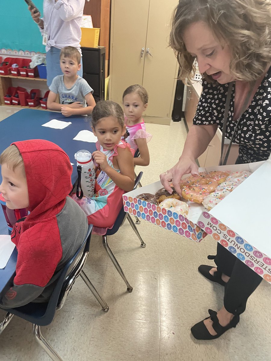 MacedoniaElem's tweet photo. Mrs. Coker’s kindergarten class earned a donut party with Dr. O’Bryant and Mrs. Estes for being the leading class for our Roar Run donations!! #mesfam https://t.co/I3H1qOFDLz