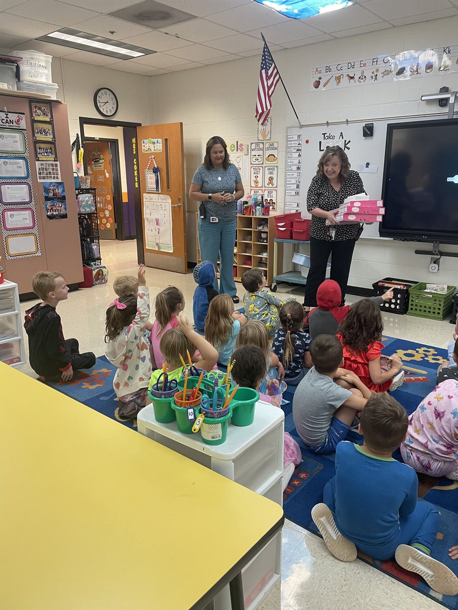 MacedoniaElem's tweet photo. Mrs. Coker’s kindergarten class earned a donut party with Dr. O’Bryant and Mrs. Estes for being the leading class for our Roar Run donations!! #mesfam https://t.co/I3H1qOFDLz