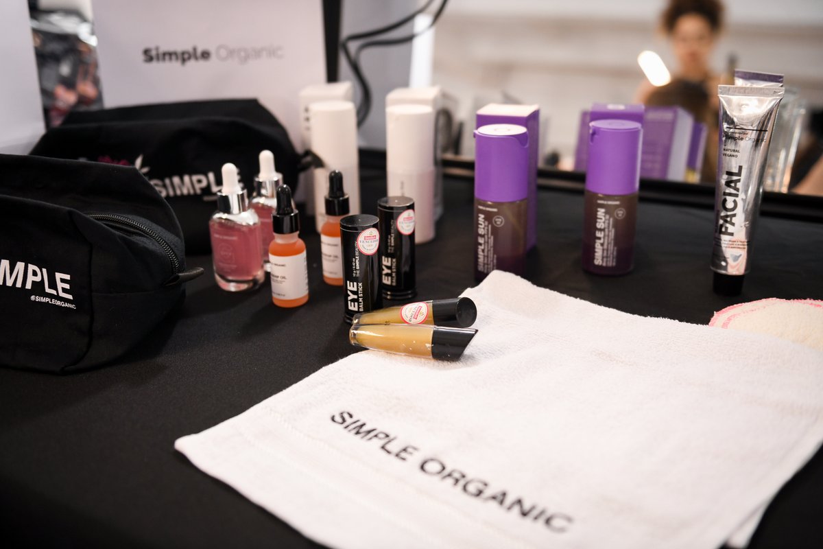 simpleorganic_'s tweet photo. Quando você é a primeira marca de Clean Beauty do Brasil a patrocinar e fazer a neutralização de CO2 na New York Fashion Week  🥹  Aqui algumas fotos do backstage do desfile da PatBo💗 https://t.co/M5RzGwdDlI