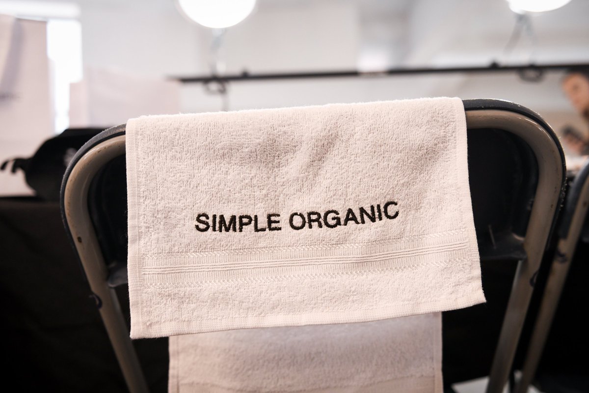 simpleorganic_'s tweet photo. Quando você é a primeira marca de Clean Beauty do Brasil a patrocinar e fazer a neutralização de CO2 na New York Fashion Week  🥹  Aqui algumas fotos do backstage do desfile da PatBo💗 https://t.co/M5RzGwdDlI