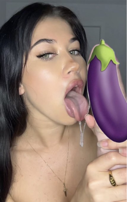 This lollipop was so yummy, full video here⬇️  https://t.co/JRdRIGTb3X https://t.co/mXorcr1k51