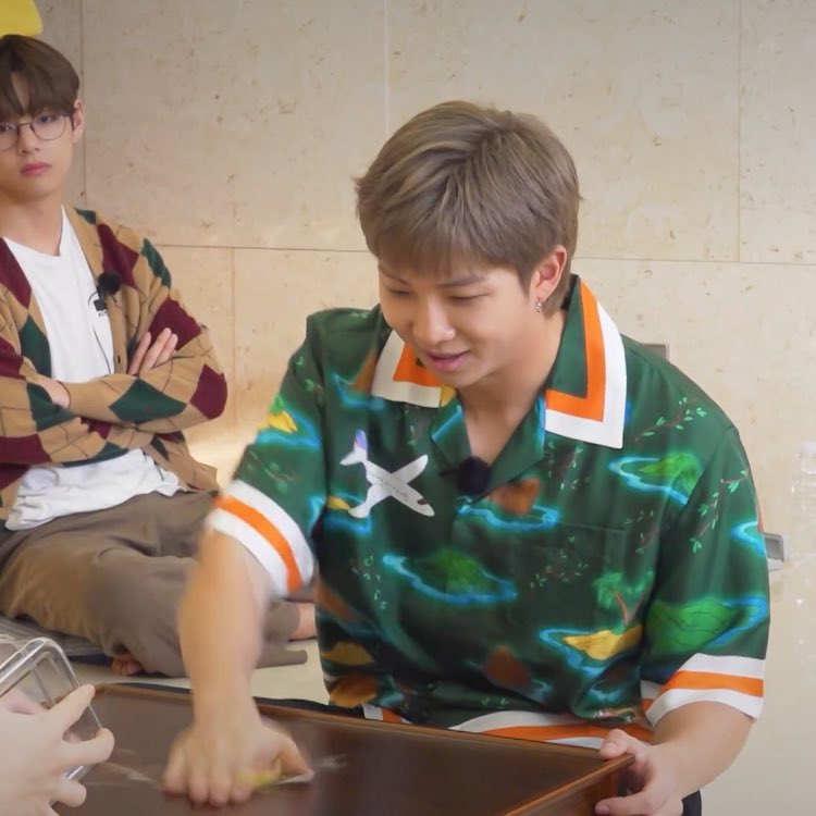 euseokwrs's tweet photo. coisas questionáveis que o namjoon realmente fez - a thread https://t.co/kK4DV1gOnY