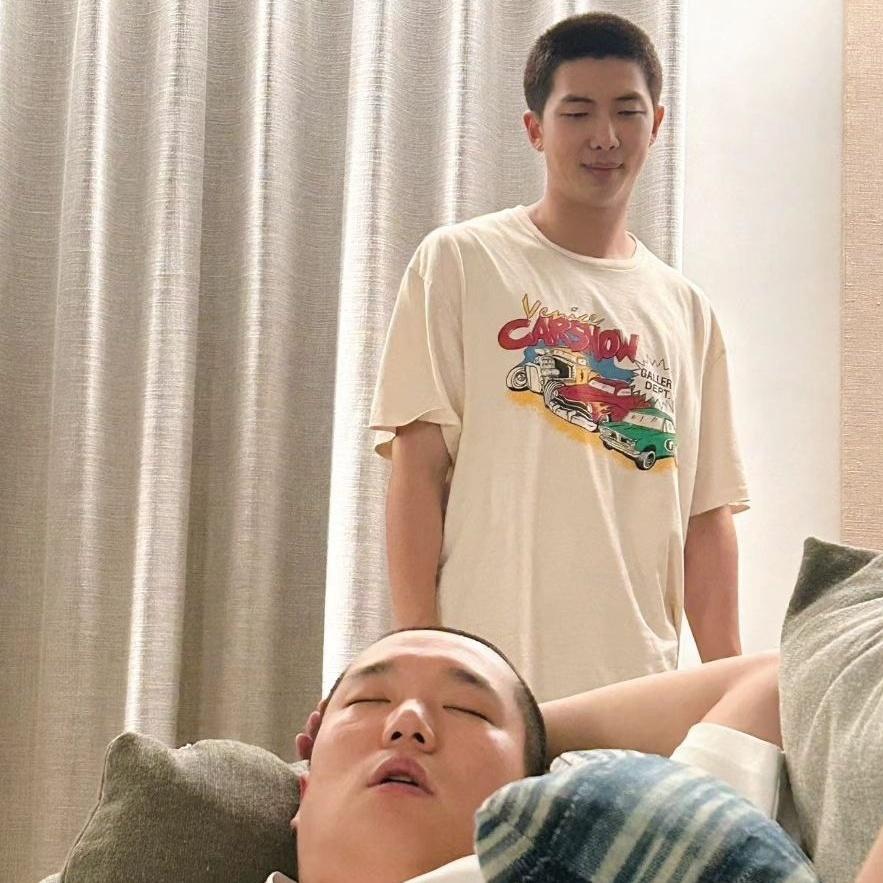 euseokwrs's tweet photo. coisas questionáveis que o namjoon realmente fez - a thread https://t.co/kK4DV1gOnY