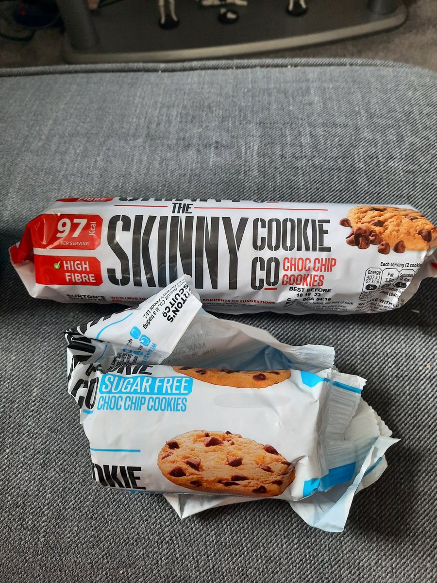 Kev_L_74's tweet image. Who you kidding @BurtonsBiscuits change of packaging for your skinny cookie co  and lowering the content from 200g to 165g and @Tesco price change from 90p to £1.25 #tesco #burtonsbiscuits #skinnycookieco #costofliving #cookies #sugarfreecookies #shrinkage #higherprices
