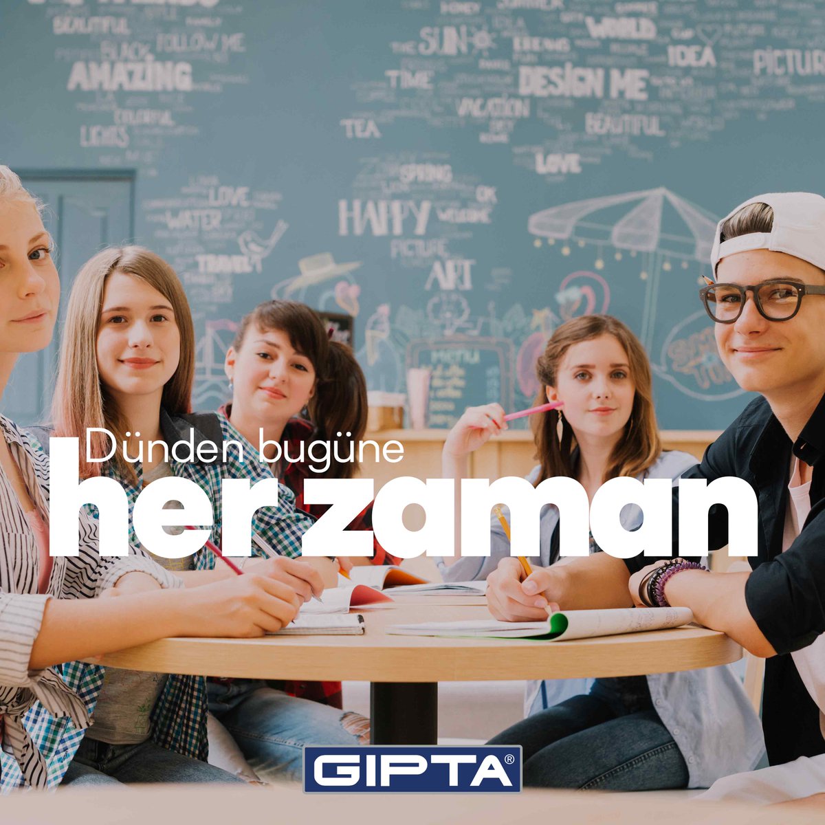 gipta_official's tweet photo. Sizlerle okul sıralarında başlayan birlikteliğimiz, hala devam ediyor. Dünden bugüne her zaman yanı başınızda olduk. Bazen sınavınıza çalışırken not tuttuğunuz bir defter bazen de toplantı notlarını aldığınız bir ajanda... Gıpta daima sizlerle!

#Gıpta #gıptadefter #defter https://t.co/IjjTGwwKYF