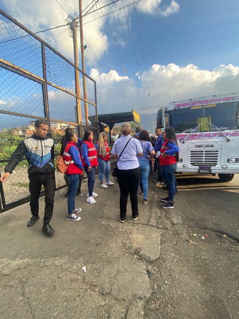 #8Sep| Desde la parada de transporte de Puente Baloa, funcionarios de la oficina El Llanito, se encuentran supervisando el cobro de las tarifas del pasaje establecidas en la Gaceta Oficial
-
#MaduroEsProtecciónSocial