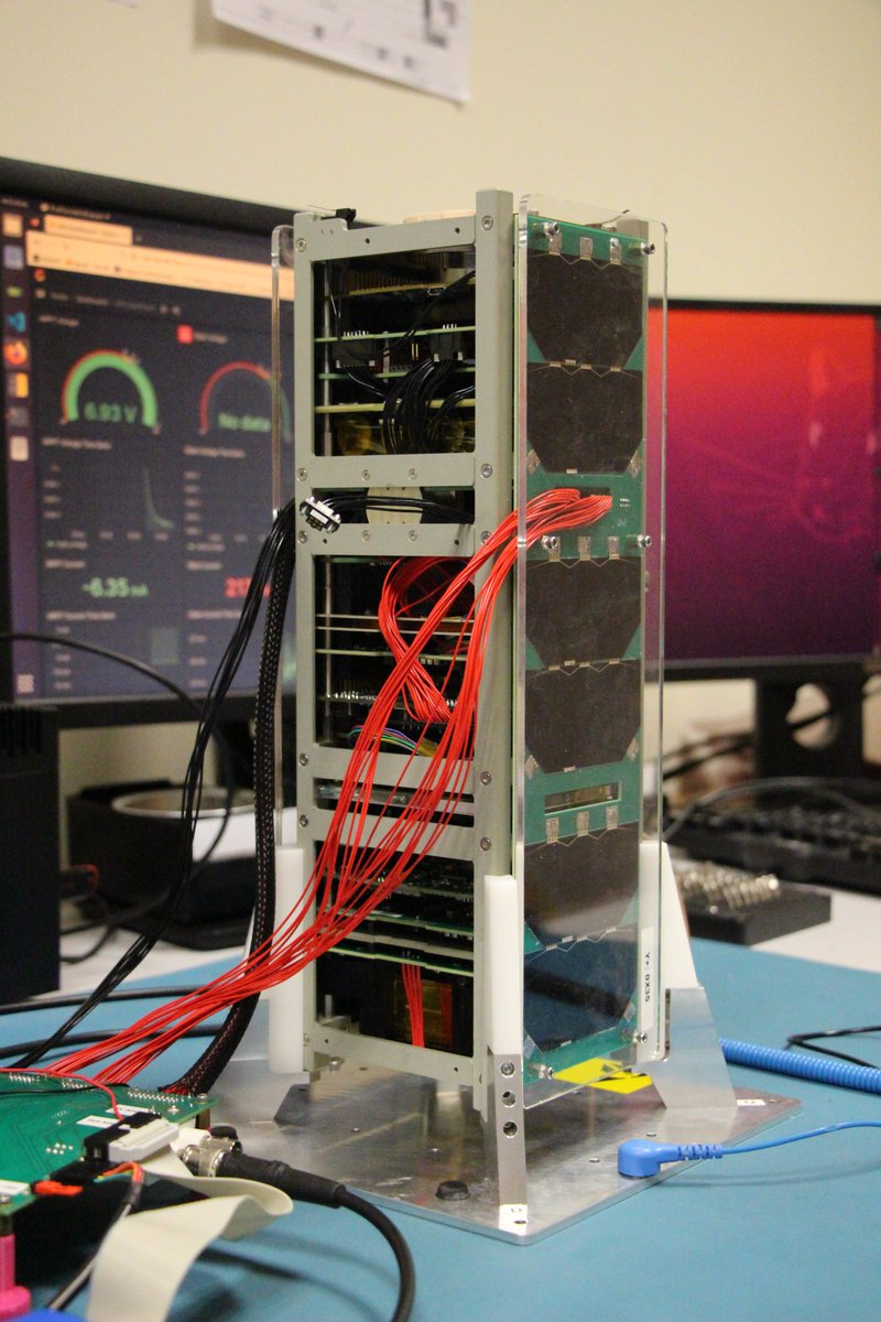 IGOSAT_Diderot's tweet photo. Durant la fin du mois d'Août et la fin de période des stages sur IGOSat, nous avons pu intégrer complètement et avec succès la version corrigée du modèle de qualification du satellite. 
Prochaine étape les tests de vibration à la PIT @UVSQ https://t.co/7o2BqVRRFs