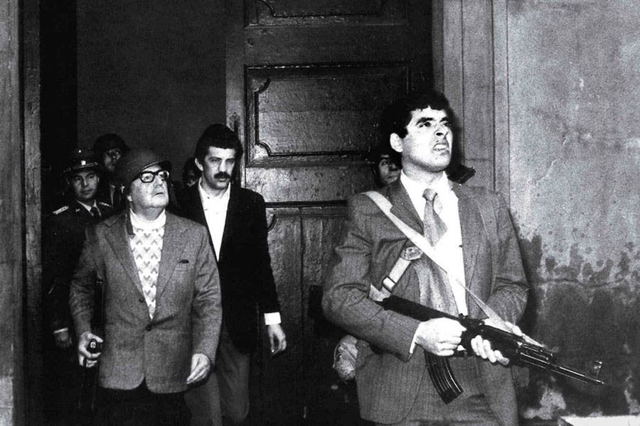 YamileRamosCord's tweet photo. "La historia es nuestra y la hacen los pueblos" Salvador Allende en su último discurso el 11 de septiembre de 1973. #Cuba lo recuerda a 50 años del golpe de Estado en #Chile. #NoAlFascismo https://t.co/uaqCj8A1si