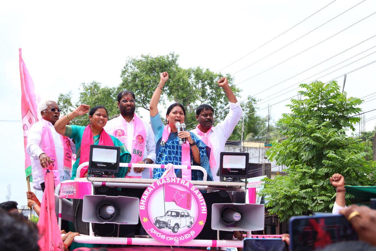 HaripriyaBRS's tweet photo. ఇల్లందు నియోజకవర్గ పార్టీ ఎన్నికల ఇంఛార్జ్ గా  నియమితులై మొట్టమొదటిసారిగా ఇల్లందు పర్యటనకు విచ్చేసిన గౌ,, శ్రీ  M.P (రాజ్యసభ సభ్యులు) వద్ధిరాజు రవిచంద్ర @vaddirajumprs గారికి మరియు @BRSKavitha గారికి ఘనంగా స్వాగతం పలికిన ఇల్లందు నియోజకవర్గ
బీఆర్ఎస్ పార్టీ నాయకులు కార్యకర్తలు.
@BRSparty 
@KTRBRS 
@BRSHarish 
@TelanganaCMO (2/2)