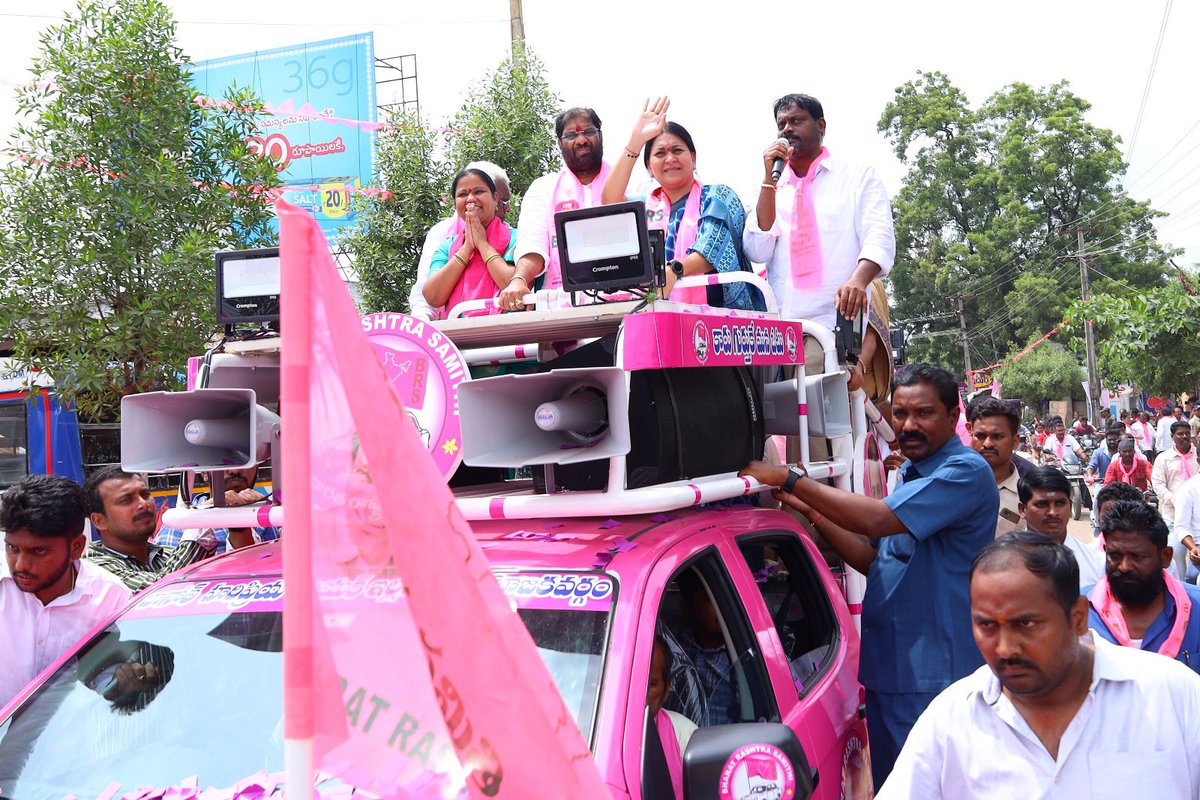 HaripriyaBRS's tweet photo. ఇల్లందు నియోజకవర్గ పార్టీ ఎన్నికల ఇంఛార్జ్ గా  నియమితులై మొట్టమొదటిసారిగా ఇల్లందు పర్యటనకు విచ్చేసిన గౌ,, శ్రీ  M.P (రాజ్యసభ సభ్యులు) వద్ధిరాజు రవిచంద్ర @vaddirajumprs గారికి మరియు @BRSKavitha గారికి ఘనంగా స్వాగతం పలికిన ఇల్లందు నియోజకవర్గ
బీఆర్ఎస్ పార్టీ నాయకులు కార్యకర్తలు.
@BRSparty 
@KTRBRS 
@BRSHarish 
@TelanganaCMO (2/2)