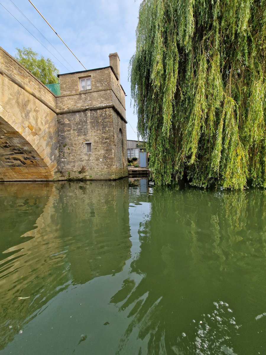 RowUrHeartOut's tweet photo. Halfpenny Bridge a Grade II listed bridge and toll House at Lechlade.
View from the Thames. 
29/08
09.30 https://t.co/A5L7qbcPq8