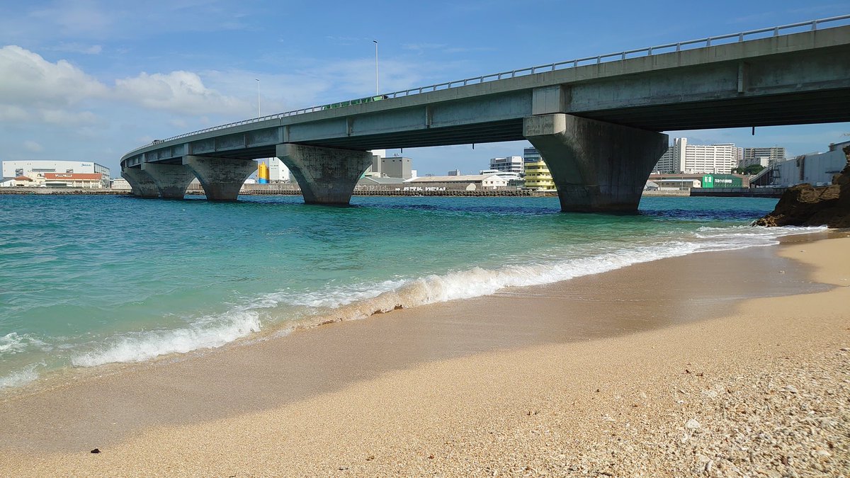 高架下でも泳げそうな沖縄☺

#沖縄　#海　#ビーチ