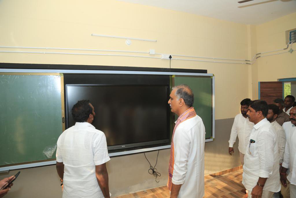 HarishRaoOffice's tweet photo. కుర్మసంఘం,గ్రంథాలయ,యువజన,జడ్పీహెచ్ఎస్ హైస్కూల్ నూతన భవనాలను ప్రారంభించారు.పల్లె ప్రకృతివనం వైకుంఠ ధామాలను కూడా ప్రారంభించారు.
చాలా సంతోషం అనిపించిన విషయం ఈరోజు జడ్.పి.హెచ్.ఎస్ హైస్కూల్ ను 2.5 కోట్లతో ప్రారంభించుకొని డిజిటల్ క్లాస్ కూడా ఏర్పాటు చేసుకున్నాం అని తెలిపారు.
#siddpet https://t.co/HU7Y1djftj
