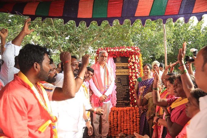 HarishRaoOffice's tweet photo. కుర్మసంఘం,గ్రంథాలయ,యువజన,జడ్పీహెచ్ఎస్ హైస్కూల్ నూతన భవనాలను ప్రారంభించారు.పల్లె ప్రకృతివనం వైకుంఠ ధామాలను కూడా ప్రారంభించారు.
చాలా సంతోషం అనిపించిన విషయం ఈరోజు జడ్.పి.హెచ్.ఎస్ హైస్కూల్ ను 2.5 కోట్లతో ప్రారంభించుకొని డిజిటల్ క్లాస్ కూడా ఏర్పాటు చేసుకున్నాం అని తెలిపారు.
#siddpet https://t.co/HU7Y1djftj