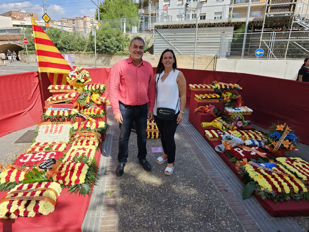 JuntsSantFeliu's tweet photo. Aquest matí hem fet l'ofrena floral amb la nostra militància, també hem fet un minut de silenci en record de les víctimes del terratrèmol del Marroc. #bonadiada a tothom! https://t.co/fsypAO2uNI