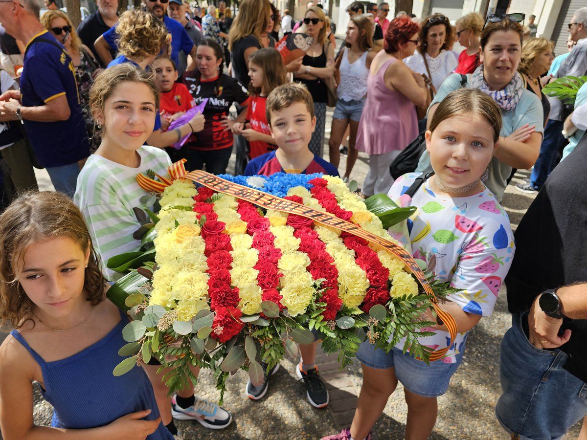 Aquest matí hem fet l'ofrena floral amb la nostra militància, també hem fet un minut de silenci en record de les víctimes del terratrèmol del Marroc. #bonadiada a tothom!