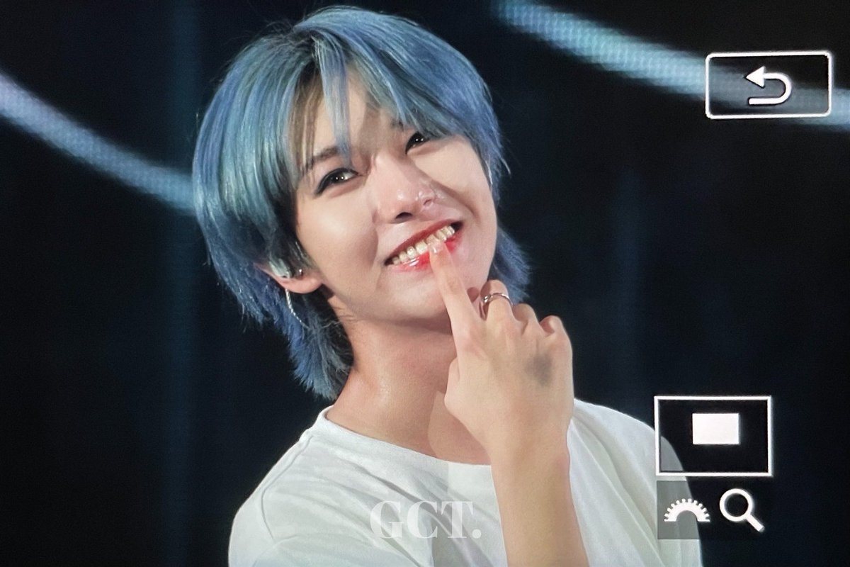 nana hu🅰️ng tweet media