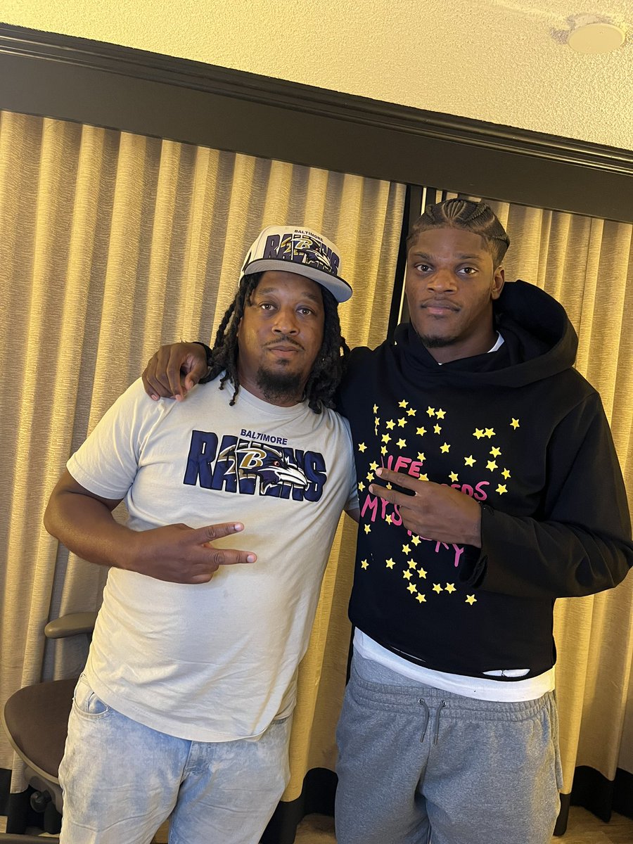 Highlight Of My Weekend Getting To Finally Meet <a href="/Lj_era8/">Lamar Jackson</a> Appreciate My Bro Slice Cutz For Making It Happen #FloridaToBmore #RavensFlock
