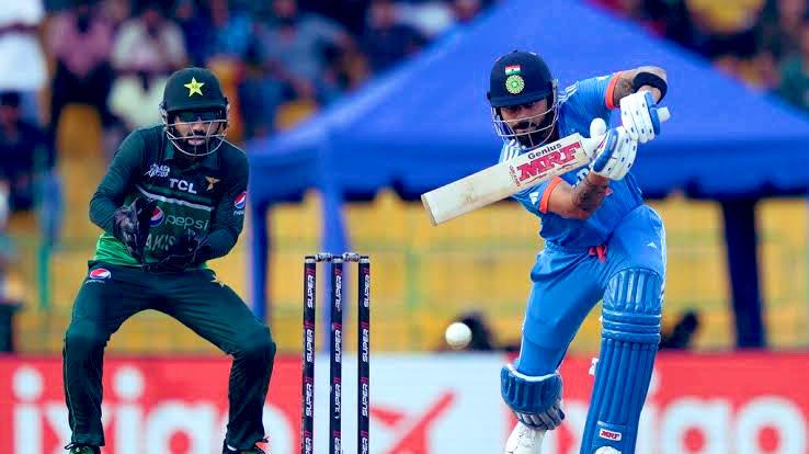 iamrhx's tweet photo. @imVkohli 
Will you play A master stroke to 100* 
C’mon  king 🤴 
#AsiaCup2023 #AsiaCup23 https://t.co/mrCUr1hws7