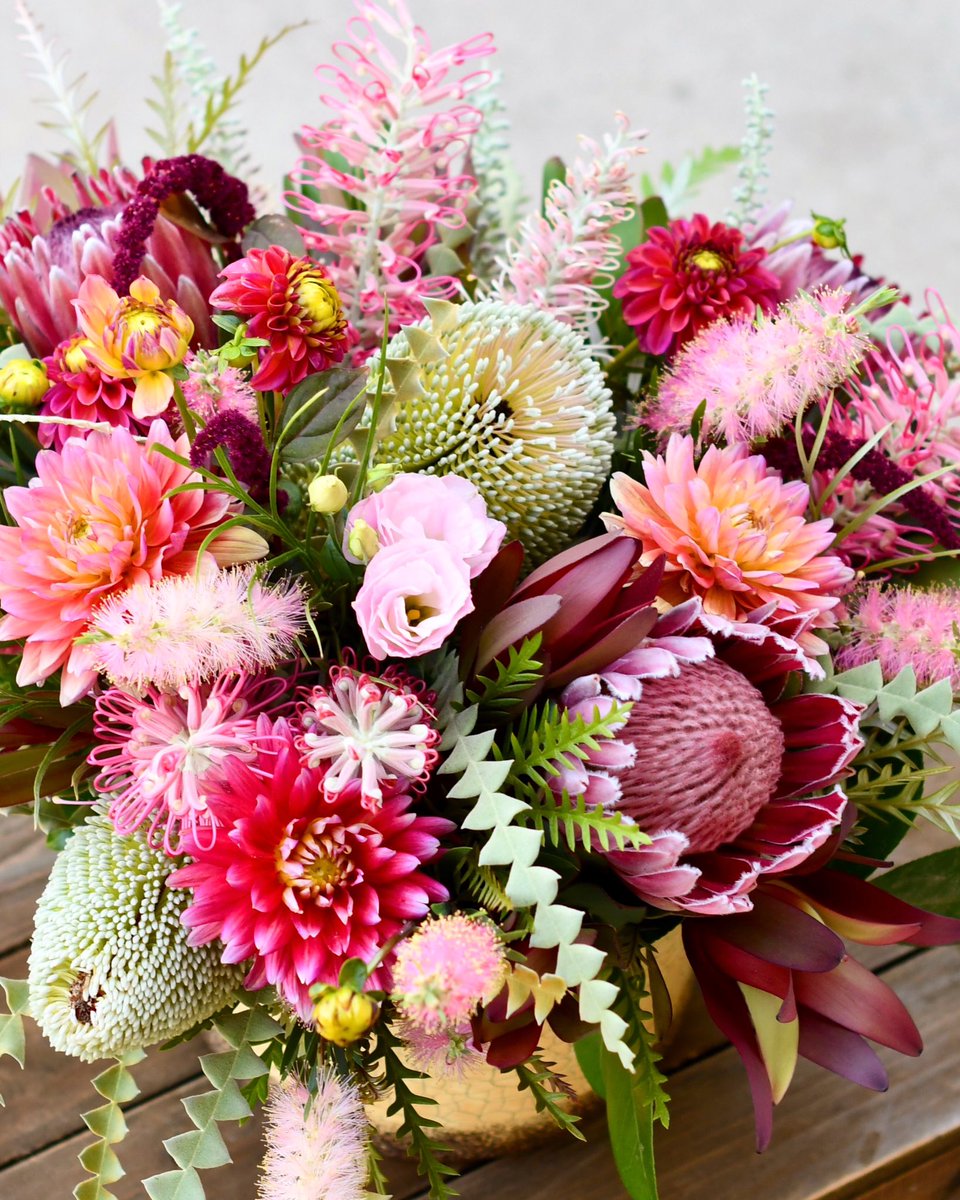 Stay close to anything that makes you glad you are alive. –Hafez 🌿🌷🌸🌷🌿 #mondaymotivation #surroundyourselfwiththethingsyoulove #inspiredbynature #fabulousflorals #protea #allthingsbotanical #cagrown