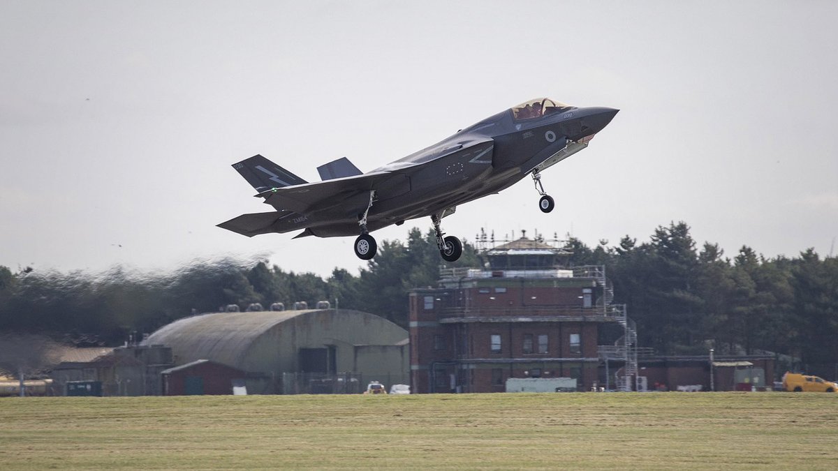 NavyLookout's tweet photo. .@OC617Sqn jets take off from @RAF_Marham today to embark on @HMSQNLZ
#CSG23
https://t.co/MJalW6yVPu https://t.co/hacMsRuVXH