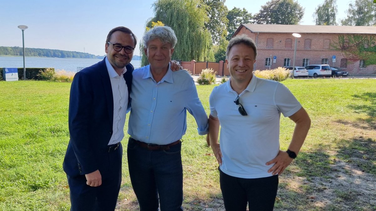 SteinekeCDU's tweet photo. Wir freuen uns, dass Jörg #Gehrmann, erfolgreicher Bürgermeister von #Wittstock, in die CDU eingetreten ist. @JanRedmannWk und ich haben ihn am Freitag begrüßt. Mehr zu ihm und den Hintergründen seiner Entscheidung lest ihr hier 👉https://t.co/MwL0clRvSo https://t.co/v9wcxFDg12