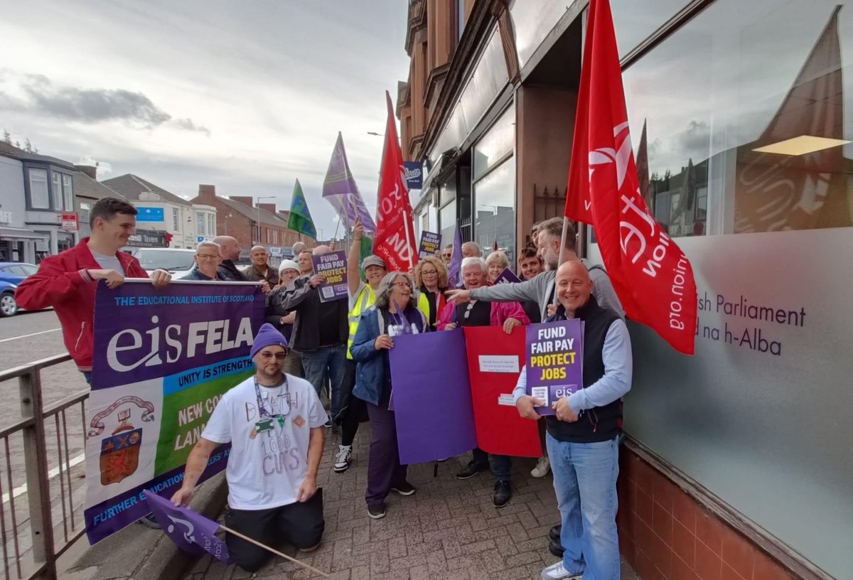 NCL_EIS_FELA's tweet photo. We handed in our ‘Get well soon FE’ cards to MSPs. Day 1️⃣ industrial action by staff in Scotland’s colleges getting the message through - we will not sell jobs for pay & we are not going to let FE down without a fight .#FightingForFE #FundFE #ProtectJobs #FairPay #NoMoreCuts https://t.co/LEoyYZ8pIc