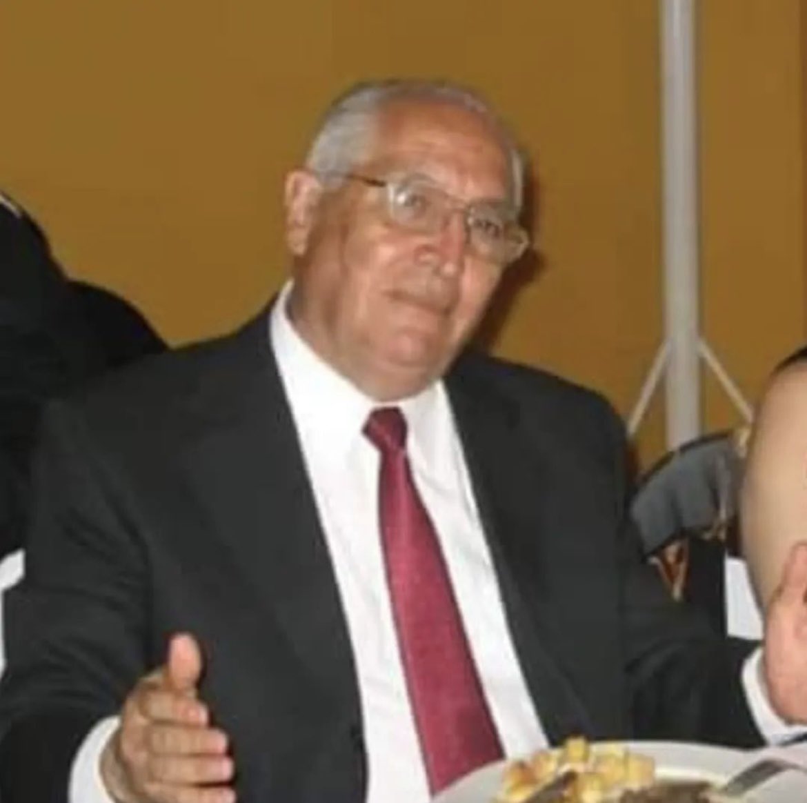 Tenía 9 d años, junto a mi viejo 🌹 y hermanos veíamos como los aviones desde Mapocho bombardeaban al Presidente en La Moneda. El casco rojo dl piloto, esos estruendos, el tableteo d ametralladoras quedarán x siempre en mi. Mi viejo, ese día, me dijo q había llegado el Dictador!