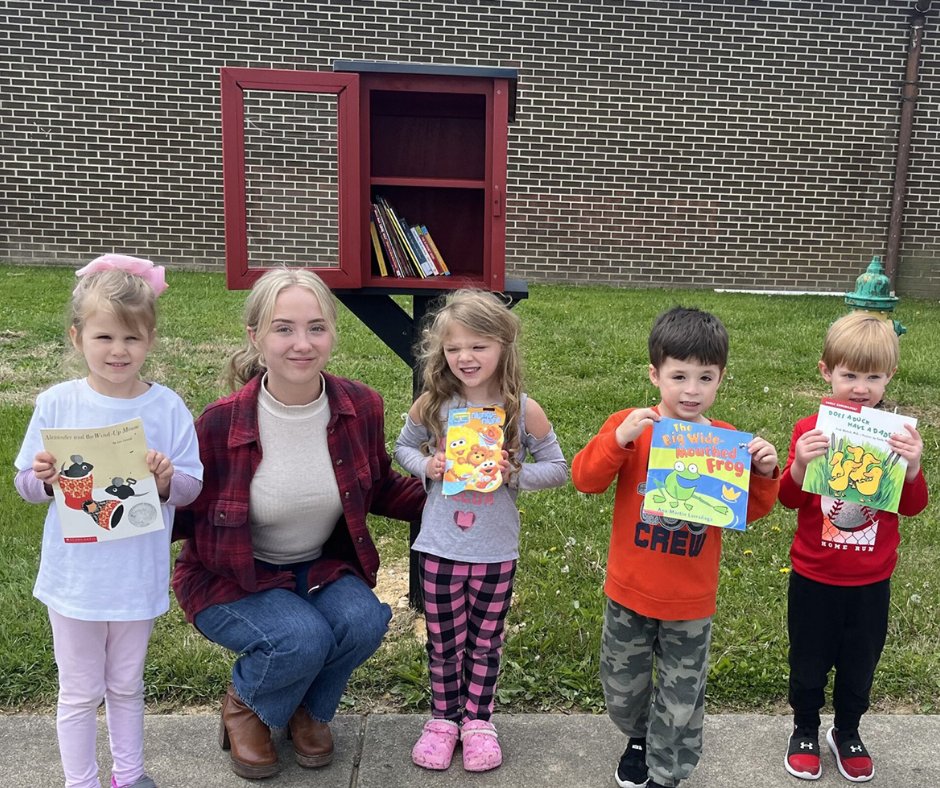 2022 Rogers Scholar and Boyd County High School student Hope Smallwood decided to collect donated children’s books and set up a portable library after she learned students at Boyd County Early Childhood Academy did not have a library at their school.