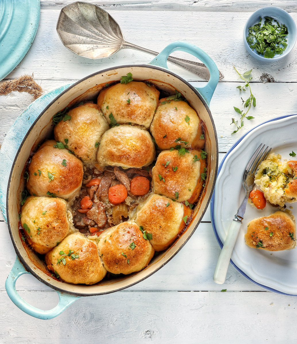 It looks like our extended summer has come to an end so we are taking our first step into comfort food season with this delicious recipe for Beef Casserole with Green Pesto Dumplings 👇🏼
pandmsauces.com/2021/02/08/bee…

#pestleandmortar #irishpesto #thisisirishfood