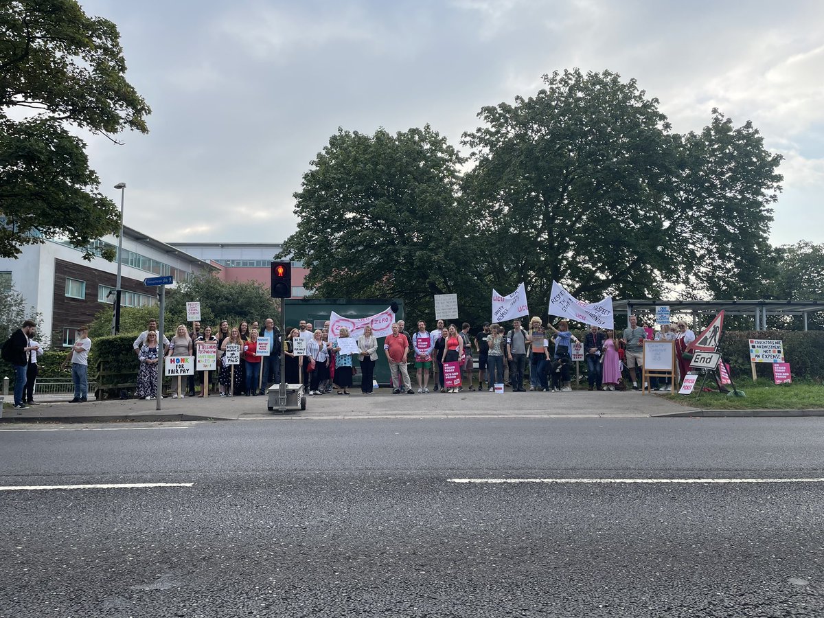 YorkCollegeUCU's tweet photo. Great turnout this morning on the picket line! For many staff, today was the first time they’d taken action and stood shoulder to shoulder with their colleagues.

Same again Friday? It’s up to the employer #RespectFE https://t.co/hPI8MlgP45