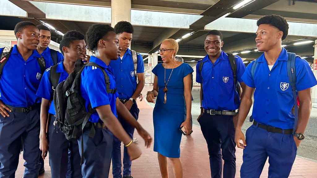 I was thrilled to be in the company of these Jamaica College young men at the Halfway Tree Transport Centre. They shared, unapologetically, their support for the new dress and grooming policy.👏🏾🇯🇲💚📚💻🍉📱#BacktoSchool2023