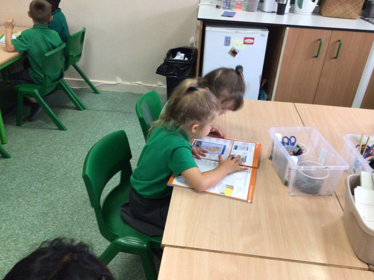 BDP_Year1's tweet photo. Year 1 investigating maps. @bentondeneprim https://t.co/eMvcz5CEnr