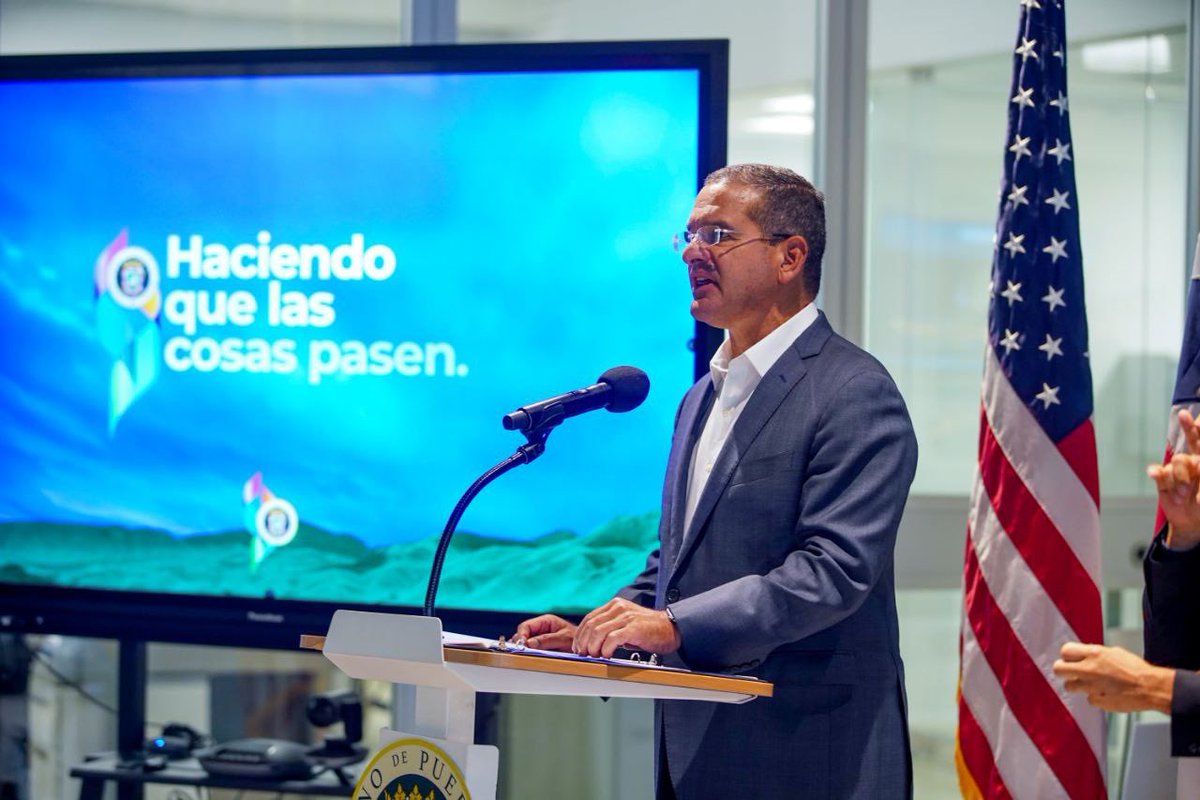 PRSmartIsland's tweet photo. Estamos más cerca de cerrar la brecha digital. El @govpierluisi anunció el desembolso de $15 millones para el proyecto que provee resiliencia energética para los proveedores de servicio de internet a través de toda la Isla y que forma parte de esta iniciativa #SmartIsland. https://t.co/yEqZ3zPL28