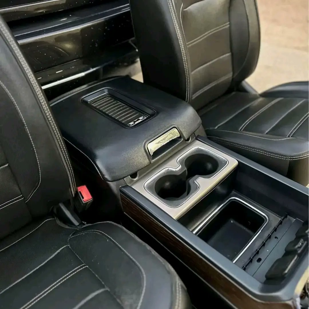 ObsPart's tweet image. 2014-2018 Silverado/Sierra Gmc Denali Front Seats with full center console w/ wireless charging. Perfect conditions no rips or tears. Fit 1500-2500-3500 models $1800 with shipping