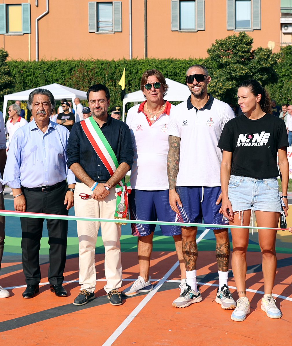 Ieri abbiamo inaugurato ufficialmente il campetto da basket che con <a href="/SlumsDunk/">Slums Dunk ODV</a>  e <a href="/LegnanoBasket/">Legnano Basket</a> abbiamo costruito e regalato alla città di Legnano! Sono contento, emozionato e orgoglioso per il lavoro e per il tempo che tante persone hanno dedicato per questo progetto! 🖤🏀