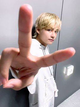 XConfession1's tweet photo. [#今日の防弾] 幸せな日曜日の作り方: #ビュの新曲 スローダンス、雨の日舞台のあるレイアウト(?)💜 #今日のビュ #V #BTS #バンカーボン年団 #V_Layover ＃＃ハンサムおめでとうございます https://t.co/7jZlSGAO2D