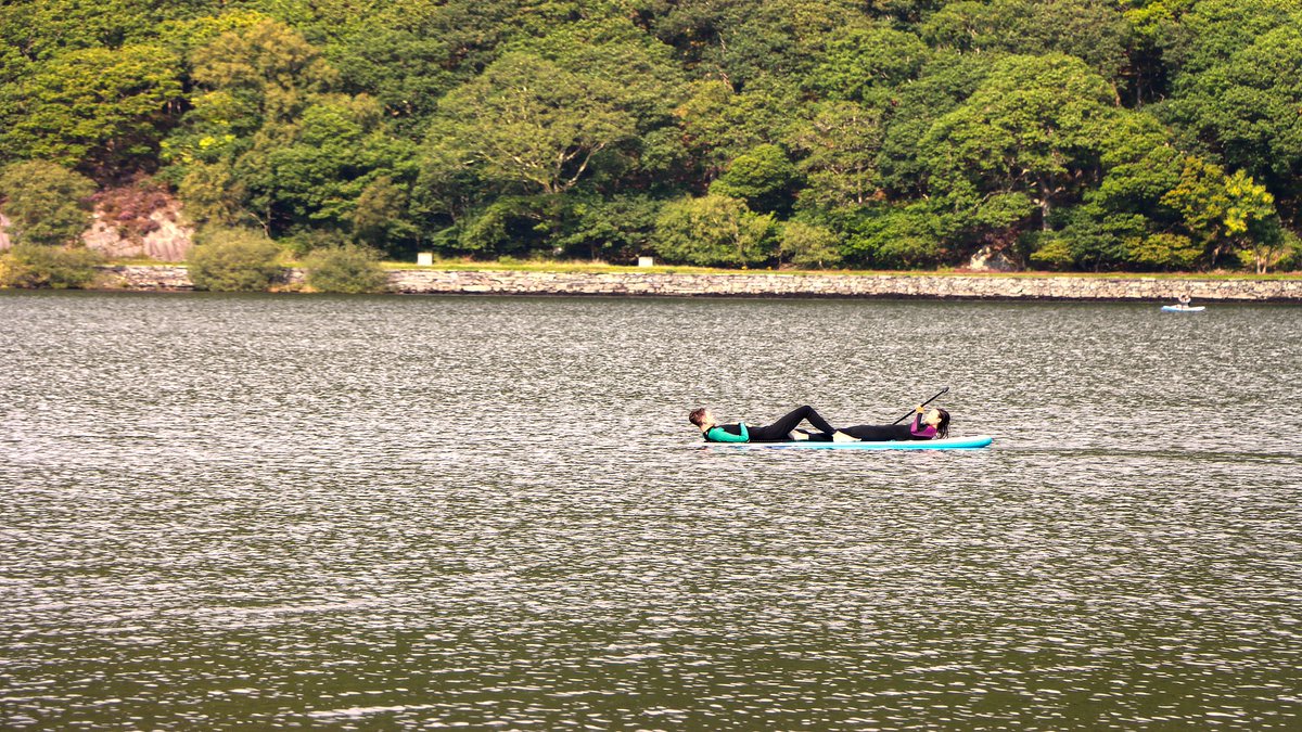 Is this the most laid back first date you have ever seen. Llyn Padarn paddle boarders at Llanberis.
#channel169 #ThePhotoHour #StormHour #PaddleTogether #photography #NorthWales #sunshine
